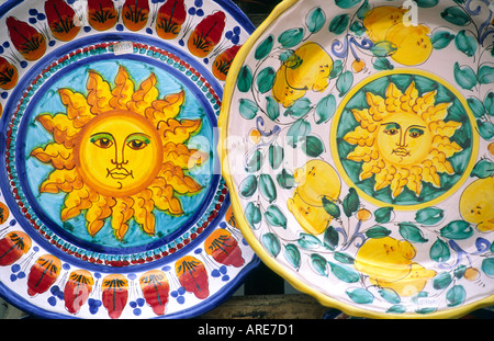 Sizilien, Italien. Typische sizilianische Sonne Motive auf lokal hergestellte Keramik Obst Salat Teller Gerichte Stockfoto