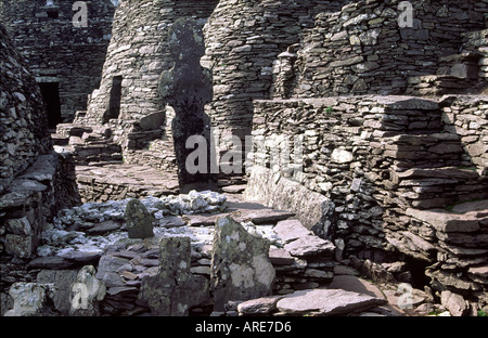 Monastische Siedlung an der Spitze der Insel Skellig Michael, County Kerry, Irland. Stone Bienenstock Hütten und Friedhof überquert Stockfoto