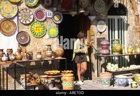Sizilien, Italien. Typische Keramik Shop in Keramik machen Stadt Santa Stefano. Touristen auf der Suche auf Töpfe Stockfoto