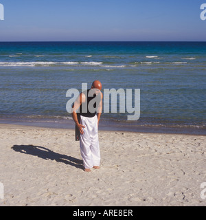 Professional-Tai-Chi und Kong Fu Lehrer Unternehmen Training am Strand in Mallorca, Balearen, Spanien. Stockfoto