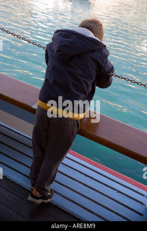 Junge, Blick auf den Ozean Stockfoto