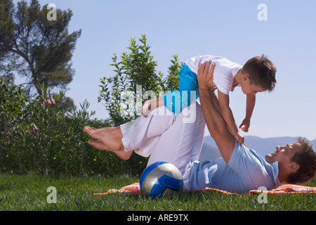 Vater und Sohn spielen auf einer Picknickdecke Stockfoto