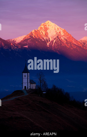 Kirche st. Primož, Jamnik mit Storžič im Hintergrund Stockfoto