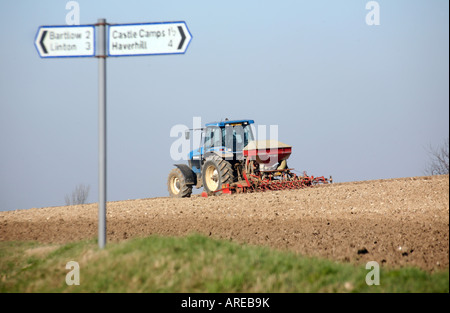 Bohren Sie Pflanzen Sommer Getreide mit einem Ford New Holland Traktor und Accord Ferrag pneumatischen Samen in Suffolk UK Stockfoto