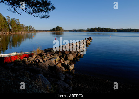 Die Wellenbrecher aus Steinen an der baltischen Küste, Porvoo, Finnland, Europa gemacht. Stockfoto