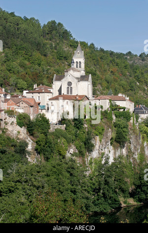 Dorf von Albas und Kirche auf dem Fluss Lot in der Nähe von Cahors, Frankreich Stockfoto