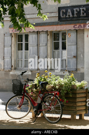 Fahrrad vor typischen französischen Café in Süd-West Frankreich Stockfoto