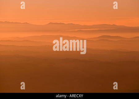 Das Sancy massiv bei Sonnenuntergang (Puy de Dôme - Frankreich). Le Massif du Sancy au Coucher du Soleil (Puy-de-Dôme 63 - Frankreich). Stockfoto