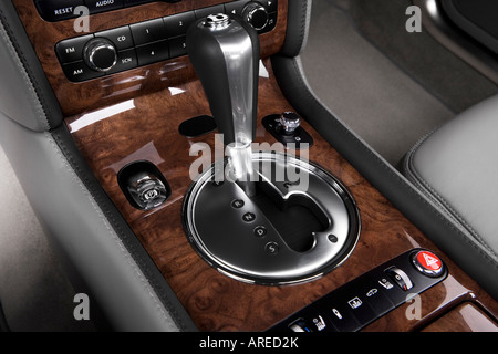 2006 Bentley Continental Flying Spur in grau - Getriebe Schalthebel/Mittelkonsole Stockfoto