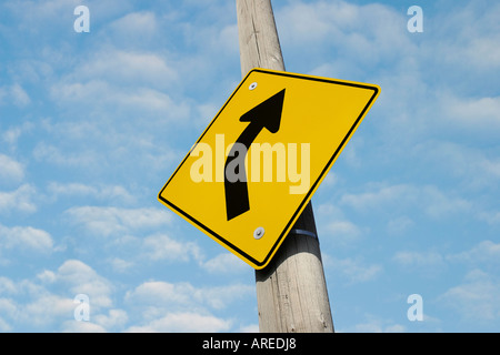 Eine schwarz-gelbe Rauten, leichten Biegung oder Kurve rechts voraus Straßenschild Stockfoto