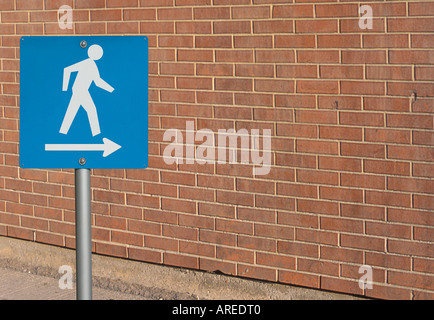 Schild mit einer Person oder einer Fußgängerzone zu Fuß über einen Pfeil nach links Stockfoto