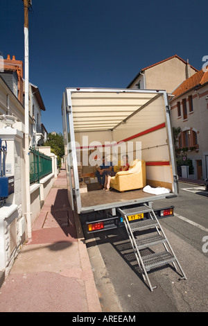 Eine kleine Pause während einer Bewegung. Une petite Pause Lors d ' un Déménagement. Stockfoto