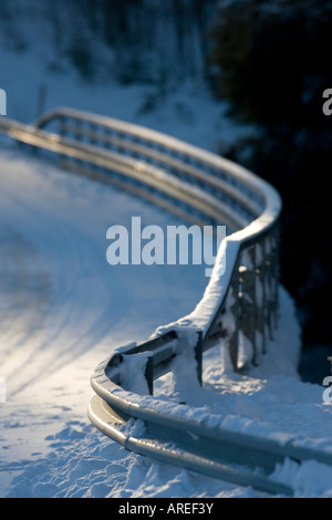 Metallisches Straßenbrückengeländer im Winter, Finnland Stockfoto