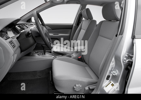 2006 Mitsubishi Lancer ES in Silber - Front-Sitze Stockfoto