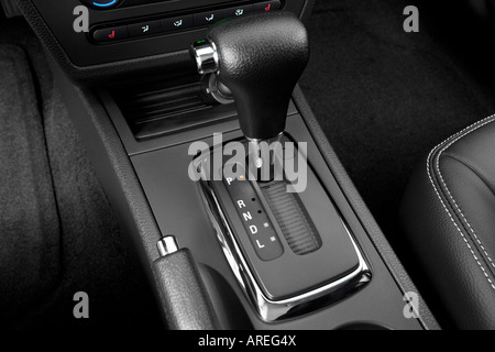 2006 Ford Fusion SEL V6 in schwarz - Getriebe Schalthebel/Mittelkonsole Stockfoto