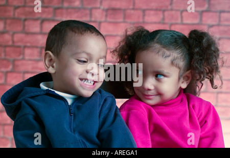 Porträt gemischte afroamerikanische kaukasischen Zwillinge Stockfoto