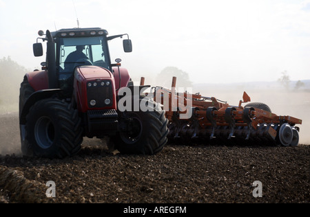 Ein Traktor rollenden Felder in Cowlinge in der Nähe von Haverhill, Suffolk Stockfoto