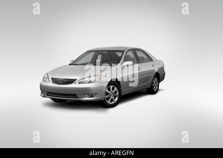 2006 Toyota Camry XLE V6 in grau - Winkel-Vorderansicht Stockfoto