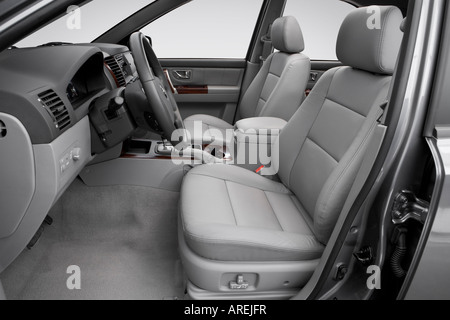 2006 Kia Sorento EX in grau - vordere Sitze Stockfoto