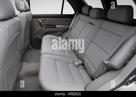 2006 Kia Sorento EX in grau - hintere Sitze Stockfoto