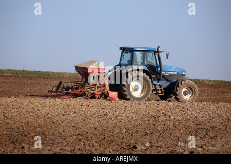 Bohren Sie Pflanzen Sommer Getreide mit einem Ford New Holland Traktor und Accord Ferrag pneumatischen Samen in Suffolk UK Stockfoto