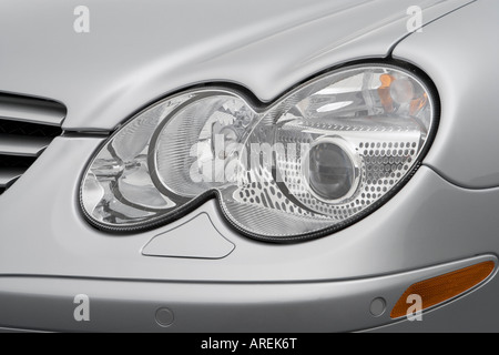 2006 Mercedes-Benz SL55 AMG in Silber - Scheinwerfer Stockfoto