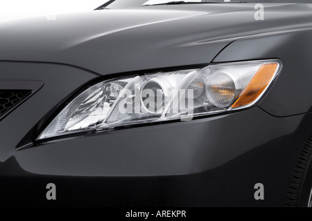 2007 Toyota Camry SE V6 in grau - Scheinwerfer Stockfoto