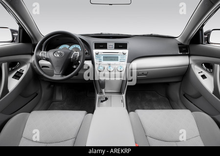 2007 Toyota Camry SE V6 in grau - Armaturenbrett, Mittelkonsole, Getriebe Schalthebel Ansicht Stockfoto