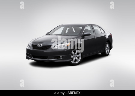 2007 Toyota Camry SE V6 in grau - Winkel-Vorderansicht Stockfoto