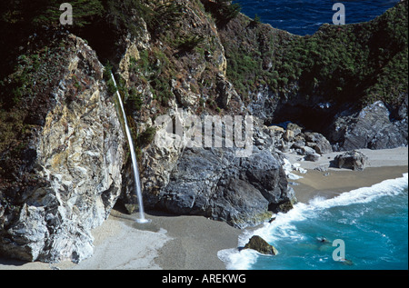 Wasserfall bei Mcway Creek Julia Pfeiffer Burns State Park Big Sur Kalifornien USA Stockfoto