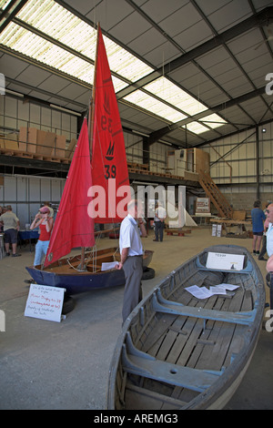 Sehr frühes Beispiel für Spiegel Segelboot Woodbridge Maritime Tag Suffolk England Stockfoto
