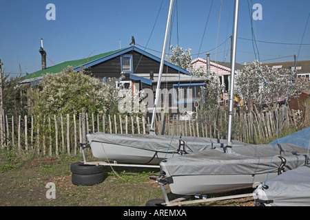 Hütten, Netze Angeln Ausrüstung und Boote, Fähre von Felixstowe, Suffolk, England Stockfoto