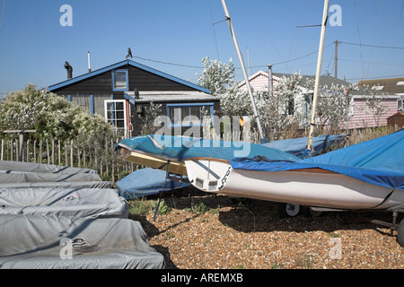 Hütten, Netze Angeln Ausrüstung und Boote, Fähre von Felixstowe, Suffolk, England Stockfoto