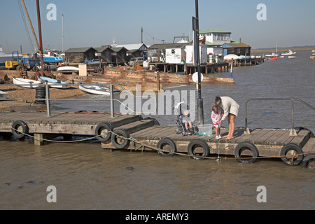 Mutter und Kinder Verdrehungen am Holzsteg, Fähre von Felixstowe, Suffolk, England Stockfoto