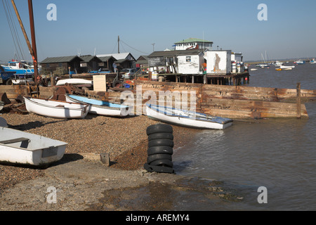 Hütten, Netze Angeln Ausrüstung und Boote, Fähre von Felixstowe, Suffolk, England Stockfoto