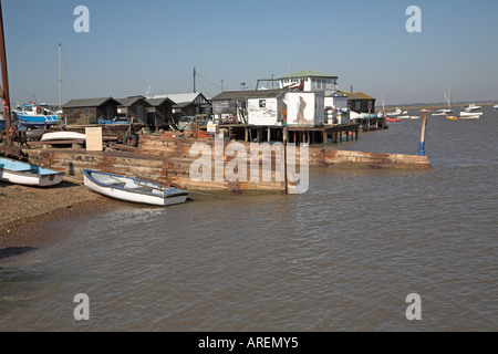 Hütten, Netze Angeln Ausrüstung und Boote, Fähre von Felixstowe, Suffolk, England Stockfoto