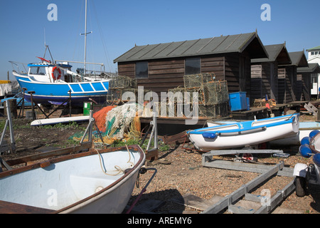 Hütten, Netze Angeln Ausrüstung und Boote, Fähre von Felixstowe, Suffolk, England Stockfoto