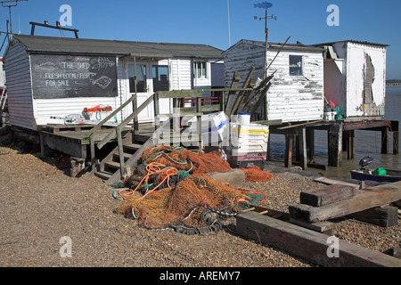 Hütten, Netze Angeln Ausrüstung und Boote, Fähre von Felixstowe, Suffolk, England Stockfoto