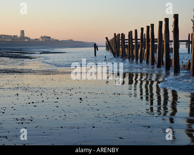 Ebbe auf happisburgh Strand mit gebrochenen Meer Abwehr in nassem Sand reflektiert, happisburgh Norfolk England England Stockfoto