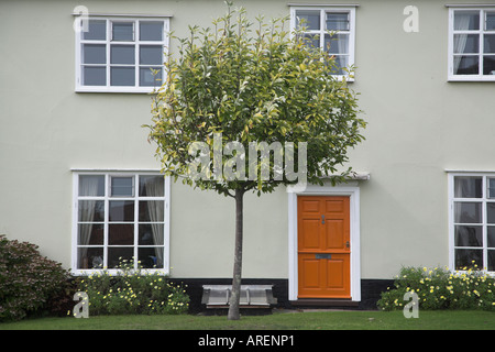 Haus auf dem Dorfplatz mit Baum außerhalb Walberswick, Suffolk, England Stockfoto