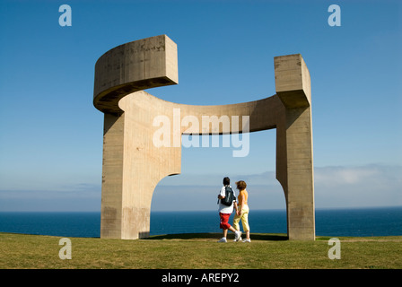 Moderne Skulptur Elogio del Horizonte von Eduardo Chillida auf Cerro de Santa Catalina, Gijón, Asturien, Spanien Stockfoto