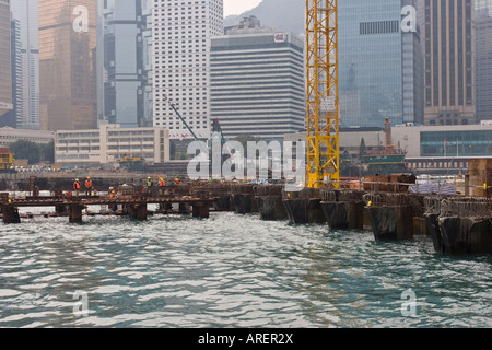 Land Reclamation Arbeit im Hafen von Hong Kong Stockfoto