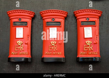 Souvenirs von kultigen roten Postamt Briefkästen, England UK Stockfoto