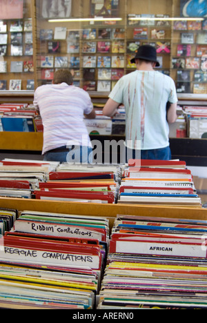 Junge Leute, die im Plattenladen in Notting Hill, London, Großbritannien, durch Musik-Vinyl-LPs stöbern Stockfoto