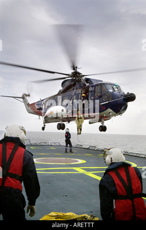 Eine Sikorsky S61 Hubschrauber Winde Mitglieder der Presse an HDMS Thetis ein dänisches Kriegsschiff während Kriegsspielen aus Schottland Stockfoto