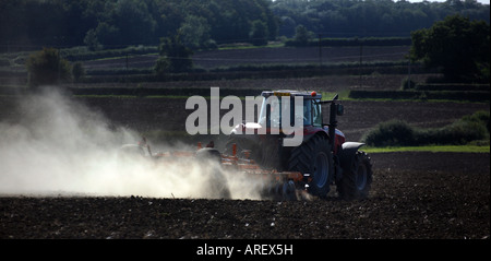 Ein Traktor rollenden Felder in Cowlinge in der Nähe von Haverhill, Suffolk Stockfoto