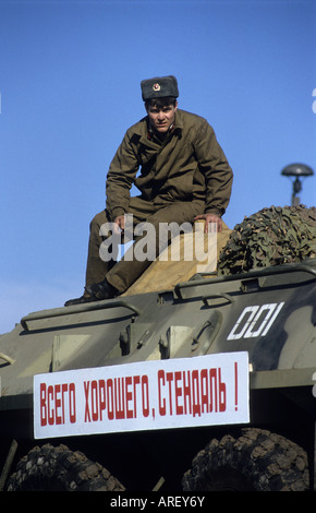 Russischer Soldat auf Tank mit Zeichen der besten Stendal-Entzug der russischen Truppen Stendal Ostdeutschland Stockfoto