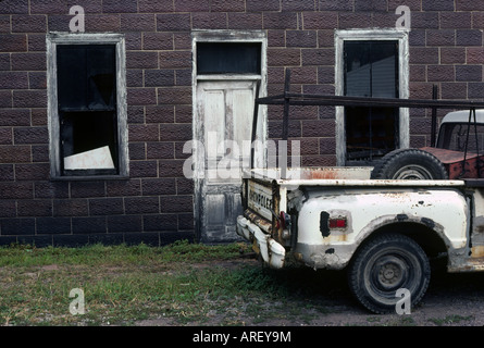 Alte verlassene LKW in die verfallenen Gebäude Hinterhof Stockfoto