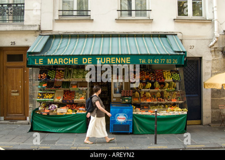 Kleinen lokalen Lebensmittelgeschäft mit Obst und Gemüse unter ihrer Markise in Le Marais Paris Frankreich Stockfoto