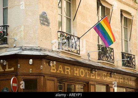Regenbogenflagge von gay-Bar und Hotel in Le Marais Paris Frankreich Stockfoto